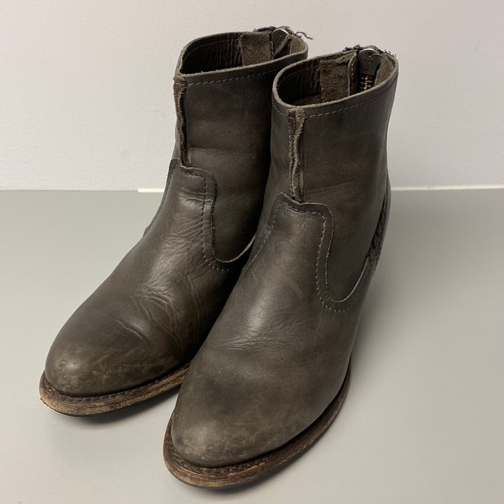 Frye Leslie Artisan short boots / booties brown leather  Sz 9